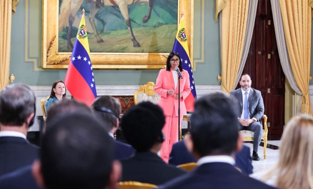 Delcy Rodríguez en la firma de licencias de gas en Venezuela con consorcios internacionales.
