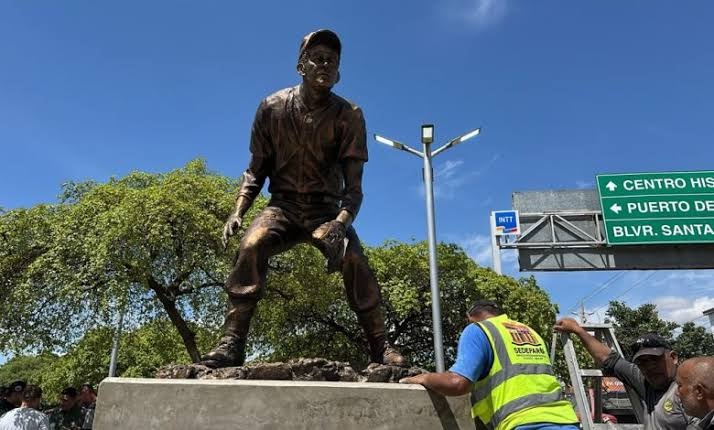 Nelson Aparicio asiste en Maracaibo a la develación de la primera estatua de Luis Aparicio en Venezuela