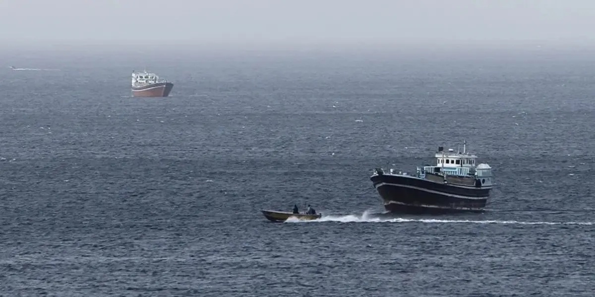 Irán y Omán avanzan en las negociaciones para establecer un corredor temporal y reabrir el estrecho de Ormuz