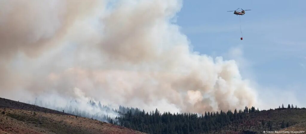 Más de 40.000 evacuados deja un voraz incendio forestal que amenaza la ciudad de Reno, Nevada