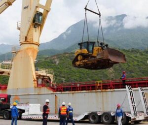 Estados Unidos entregó 20 unidades de maquinaria pesada para remover escombros en La Guaira tras los sismos del 24 de junio