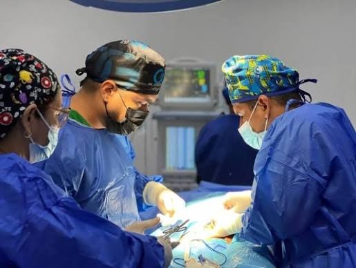 Personal médico en el Hospital General Dr. Adolfo D' Empaire durante jornada quirúrgica en Cabimas