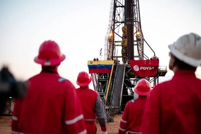 Producción petrolera de Venezuela supera los 1,23 millones de barriles diarios y la brecha cambiaria cae al 12,3%