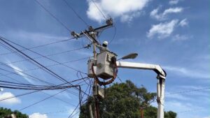 Cuadrillas de Corpoelec trabajando en la Subestación La Rita para restituir el servicio eléctrico.