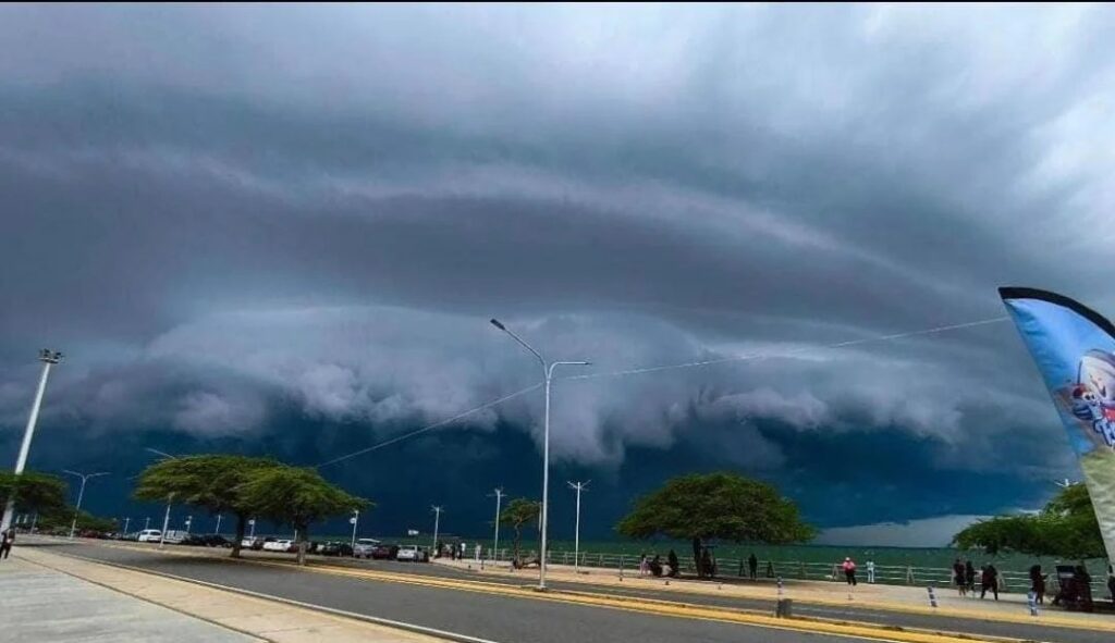 Una impresionante tromba marina sobre el Lago de Maracaibo sorprende a Maracaibo tras el paso de ondas tropicales