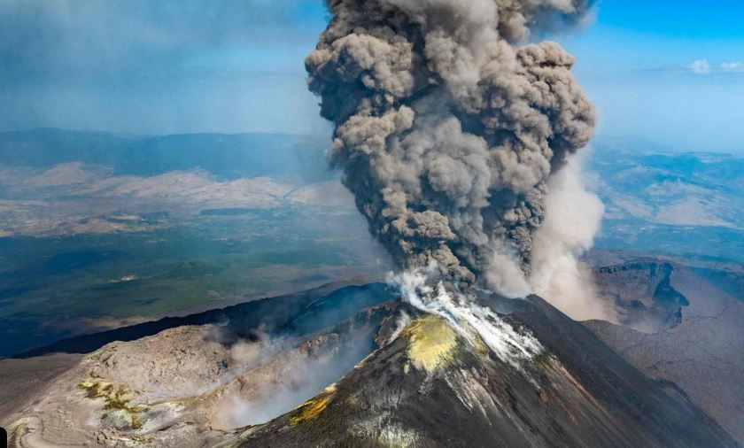 Emisión de ceniza y lava durante la erupción de un volcán en actividad reciente.
