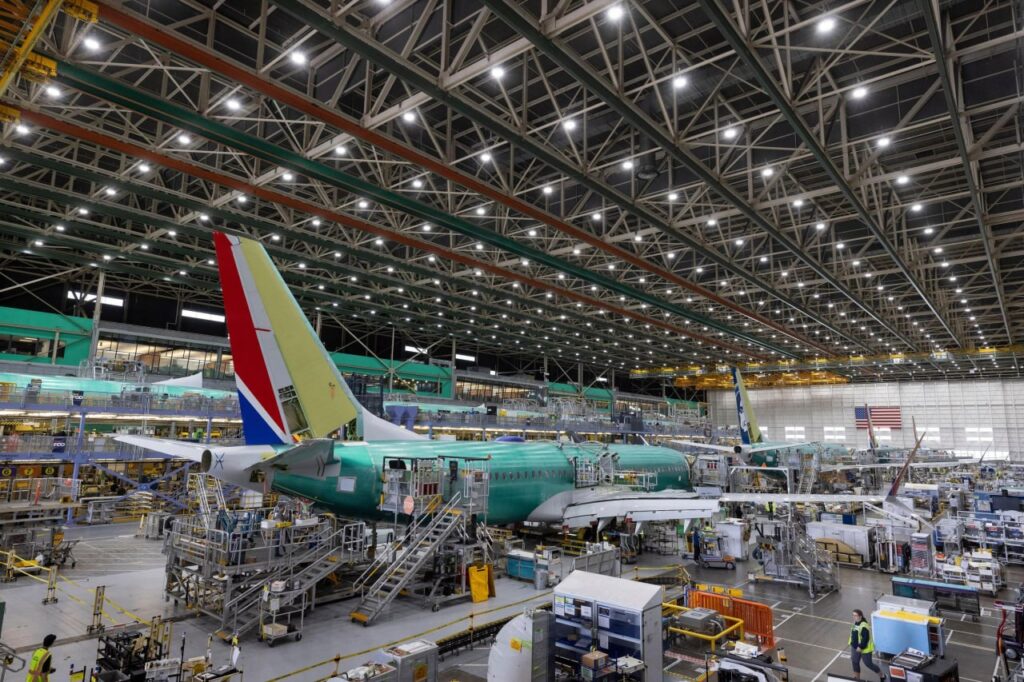 Avión Boeing 737 MAX en galpón de un aeropuerto comercial.