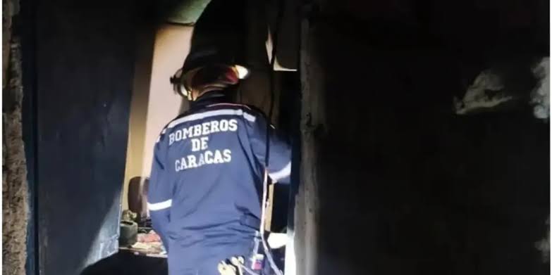 Dos personas, incluyendo un menor, resultaron heridas con quemaduras tras una deflagración por fuga de gas en una bombona