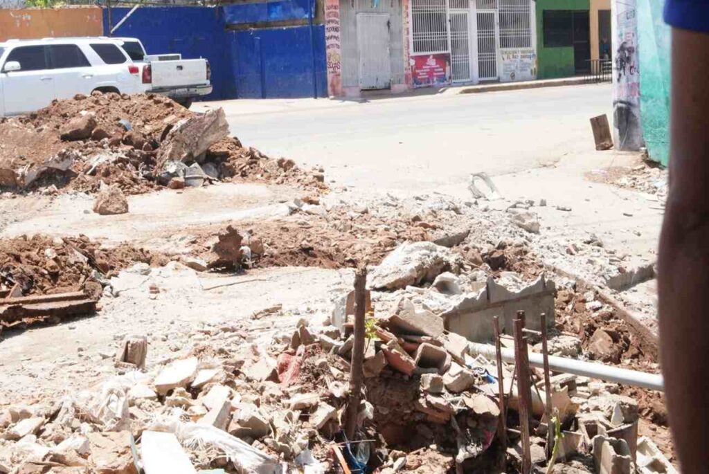 Demuelen locales ilegales que obstruían la cañada La Silva en San Francisco, Zulia