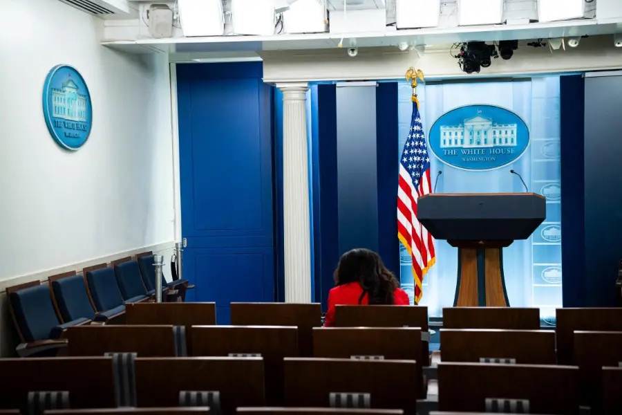 Un juez federal ordenó a la Casa Blanca restituir el acceso temporal a CNN, MS NOW y Politico tras revocar sus credenciales de prensa