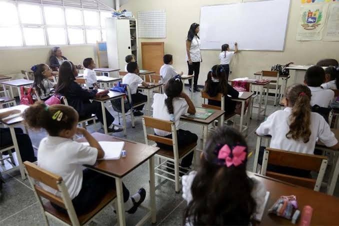 Héctor Rodríguez reportó 99 % de escuelas abiertas y 86 % de asistencia en el inicio de clases del período 2026-2027