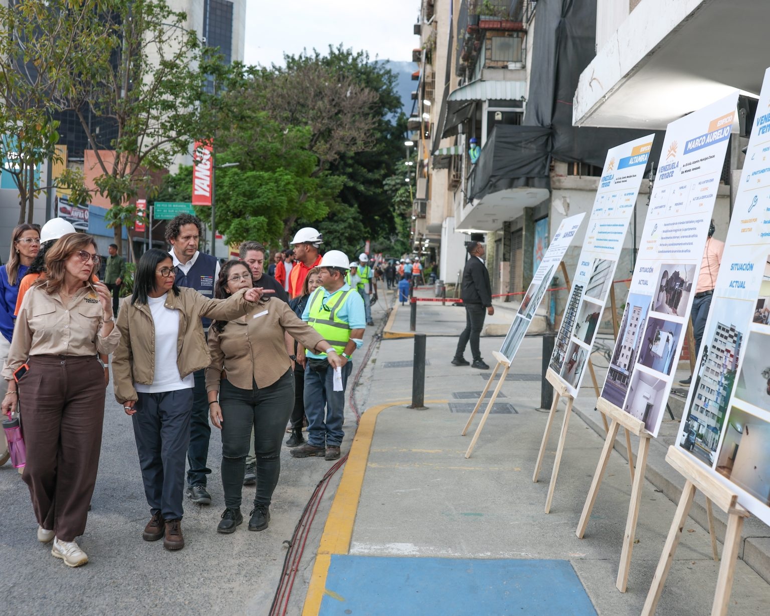 La presidenta Delcy Rodríguez inspecciona obras de reconstrucción y entrega financiamientos del BDT en Chacao y Altamira tras los sismos