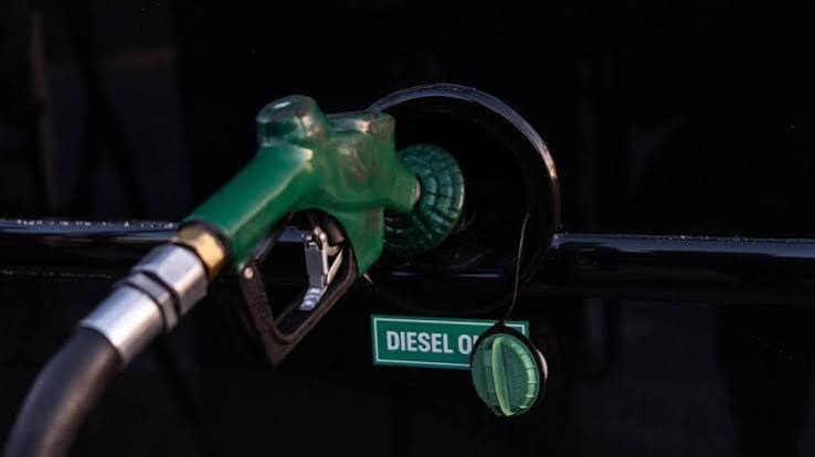 El precio del diésel en EE. UU. alcanza un récord histórico de 5,85 dólares por galón debido a la guerra con Irán