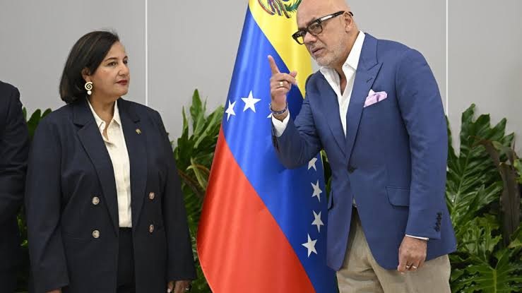 Dinorah Figuera llegó a Venezuela para la segunda ronda de conversaciones con el Gobierno