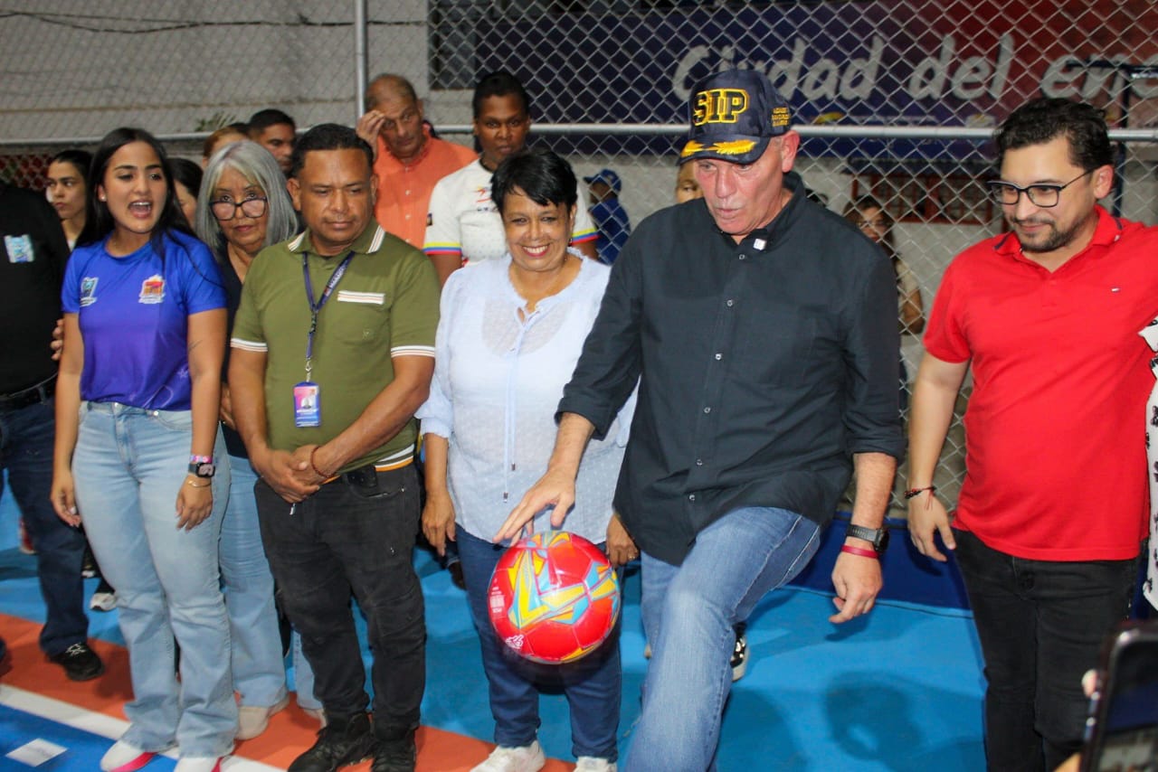 La Alcaldía de Maracaibo recupera la cancha Altamira Sur en Pomona tras 15 años de abandono