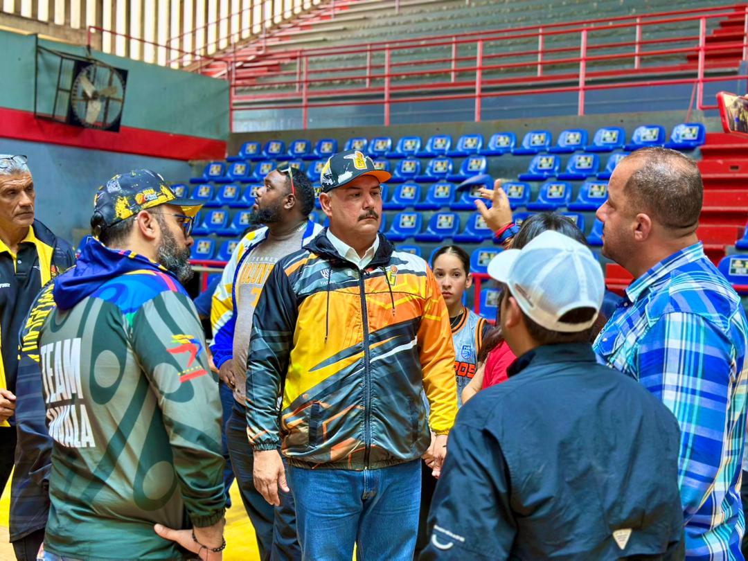 El gobernador Luis Caldera entrega equipos de climatización de 360 toneladas en el gimnasio Pedro Elías Belisario Aponte de Maracaibo