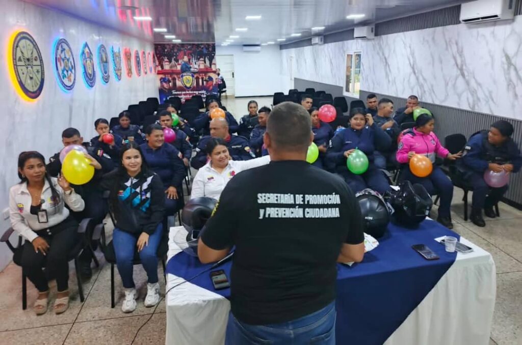 Funcionarios de la PNB en San Francisco reciben taller de formación sobre no discriminación a la tercera edad