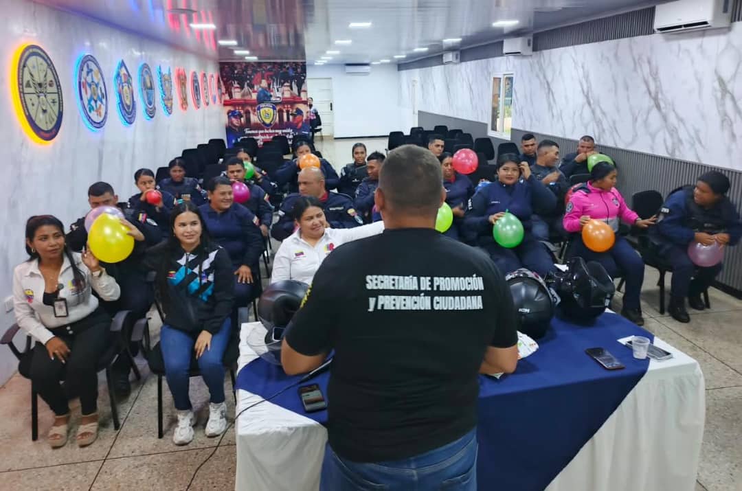 Funcionarios de la PNB en San Francisco reciben taller de formación sobre no discriminación a la tercera edad