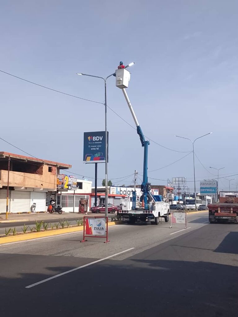 La Gobernación del Zulia ejecuta trabajos de bacheo e iluminación en avenidas claves de Maracaibo