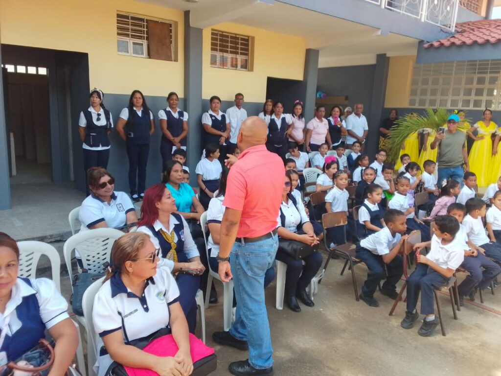 Autoridades de Cabimas inauguraron el año escolar 2026-2027 con un 100% de apertura en instituciones y entrega de kits de limpieza.