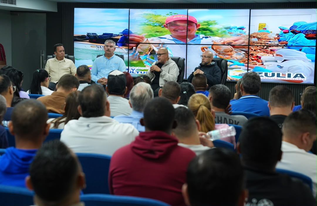 Ministro Juan Carlos Loyo y el gobernador Luis Caldera se reúnen en Maracaibo con productores de cangrejo azul