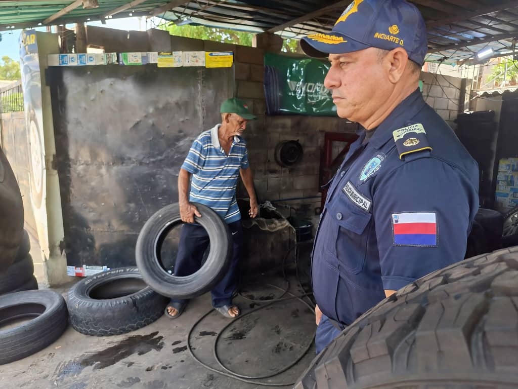 Polimaracaibo implementa operativo de concientización y educación ambiental para retirar neumáticos obstruidos en pasos peatonales