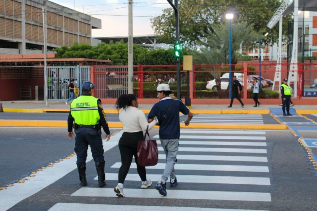 La Alcaldía de Maracaibo y el alcalde Giancarlo Di Martino rehabilitan estación de Polimaracaibo y estrenan paso peatonal frente a la URBE