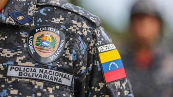 Funcionarios policiales resguardan la escena del crimen tras un asesinato en Coro, Falcón