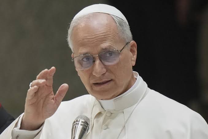 El papa León XIV se pronunció sobre el veto de la Casa Blanca a la prensa durante su vuelo a Francia