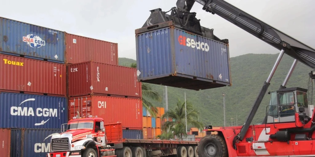 El Seniat supervisa la reactivación comercial y aduanera del puerto de La Guaira tras los sismos de junio