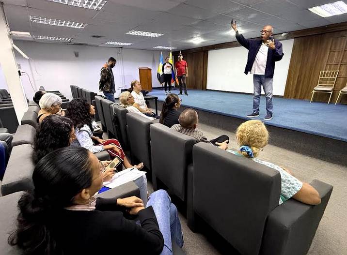 Realizan taller de mercadeo estratégico en San Francisco para capacitar a emprendedores locales.