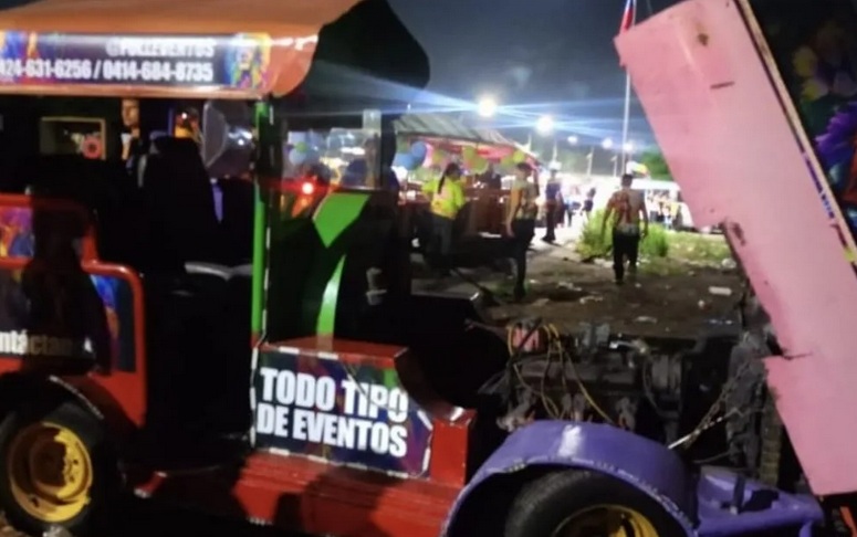 Vuelco de un "Trencito" infantil en la Circunvalación 1 de Maracaibo-