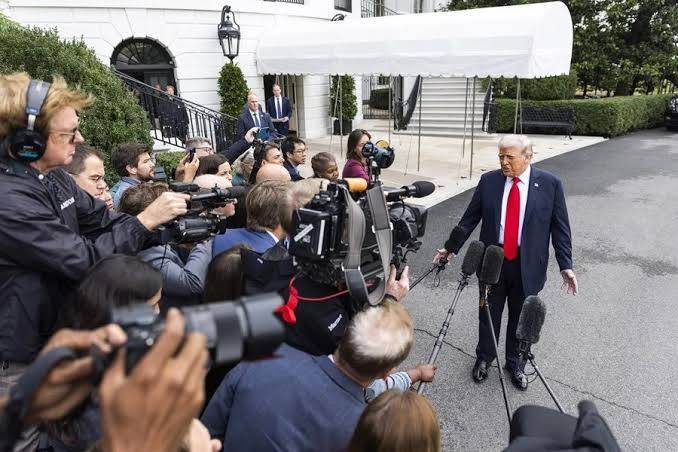 Medios estadounidenses demandan a Donald Trump por vetar el acceso a la Casa Blanca