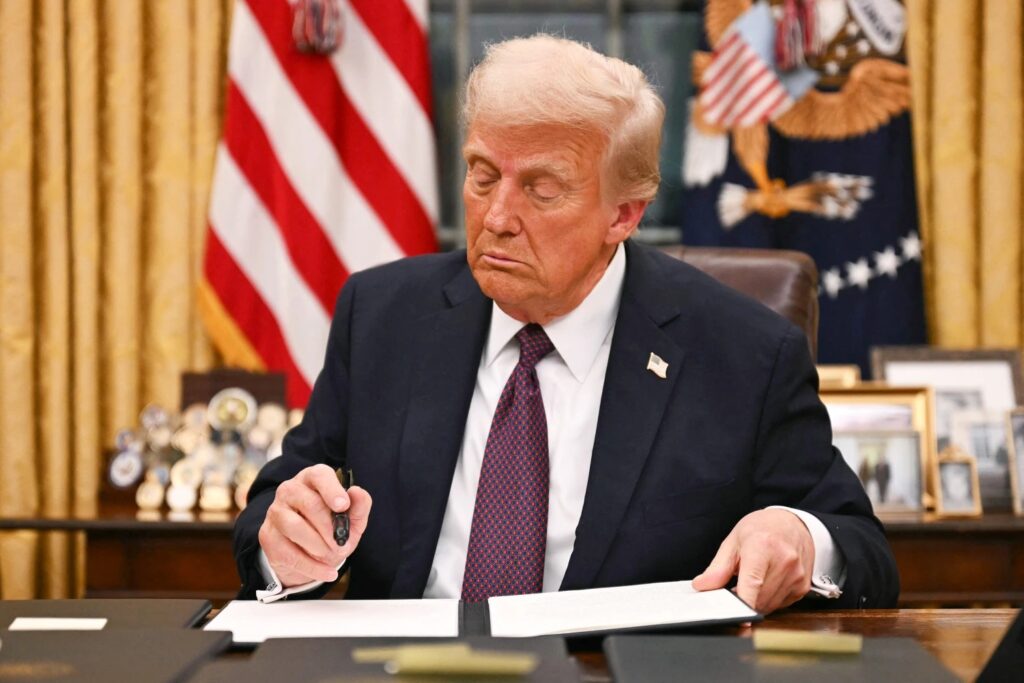 Un juez federal bloquea la orden de Trump que limita el voto por correo en EE. UU.