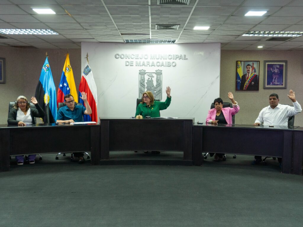 Concejales de Maracaibo durante la aprobación de la nueva normativa ambiental en el salón de sesiones.