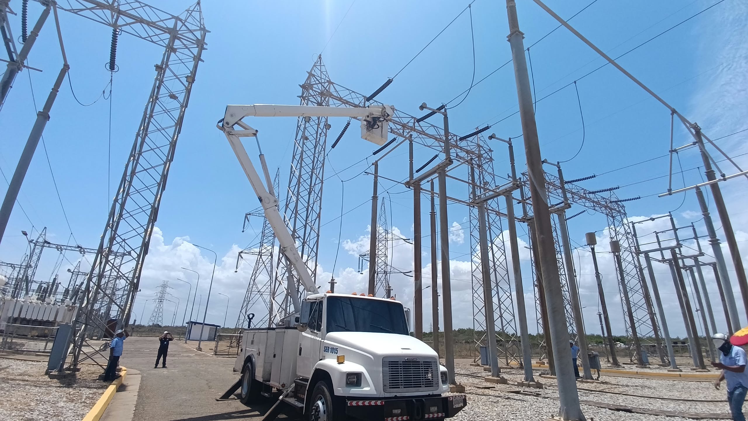Operarios de CORPOELEC realizan maniobras de mantenimiento en subestación eléctrica del estado Zulia.