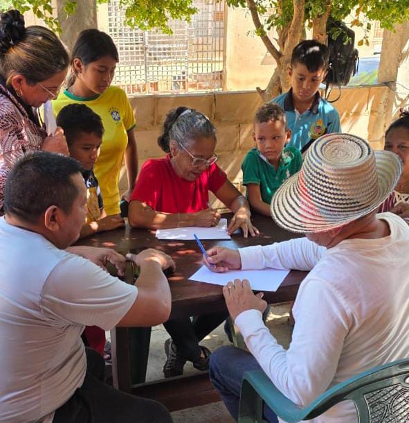Funcionarios del Registro Civil de Maracaibo atienden a familias en la parroquia Idelfonso Vásquez.