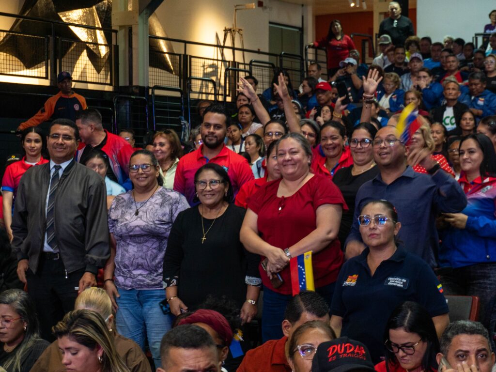 Dirigentes regionales y el poder popular reunidos en el Teatro Baralt durante el acto de respaldo institucional.