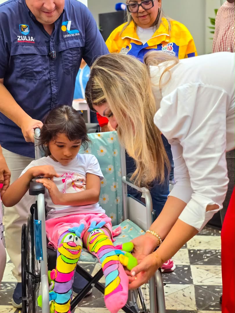 Entrega de sillas de ruedas y muletas en el Palacio de Los Cóndores por la Gobernación del Zulia