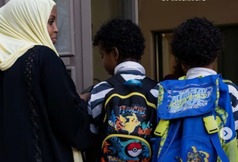 Estudiantes caminan hacia la entrada de un centro educativo en Italia bajo las nuevas normas gubernamentales.