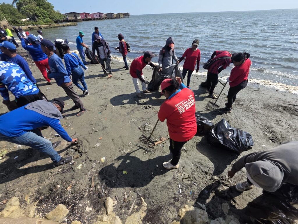 Cuadrillas realizan limpieza y saneamiento ambiental en las costas del municipio Mara