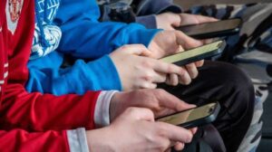 La Comisión Europea propuso la Ley KIDS para prohibir el acceso a redes sociales a menores de 13 años
