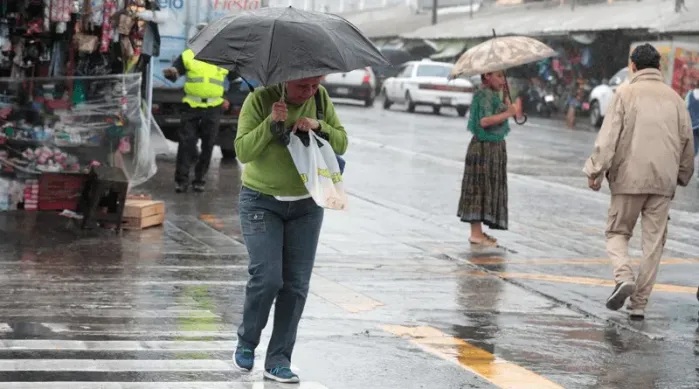 El Inameh advierte sobre lluvias fuertes y descargas eléctricas en Zulia y gran parte de Venezuela por el paso de la Onda Tropical 45