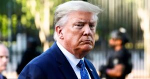 Trump acude al Tribunal Supremo para permitir que el Servicio Postal restrinja el voto por correo.