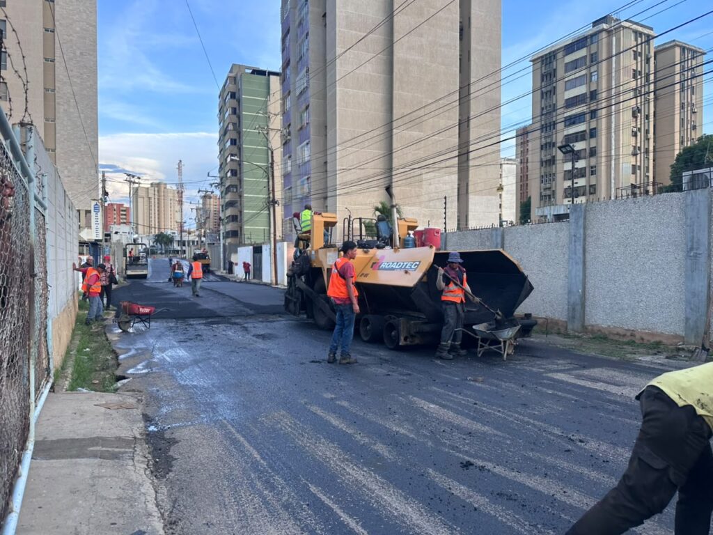 La Alcaldía de Maracaibo colocó más de 500 toneladas de asfalto en las calles 64 y 65 de la parroquia Olegario Villalobos
