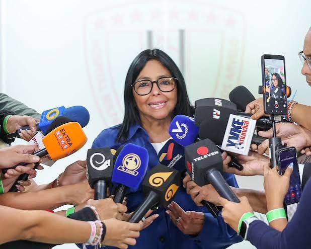 Delcy Rodríguez califica de "show" el regreso de María Corina Machado a Venezuela y cuestiona su forma de ingreso al país en medio de las negociaciones.