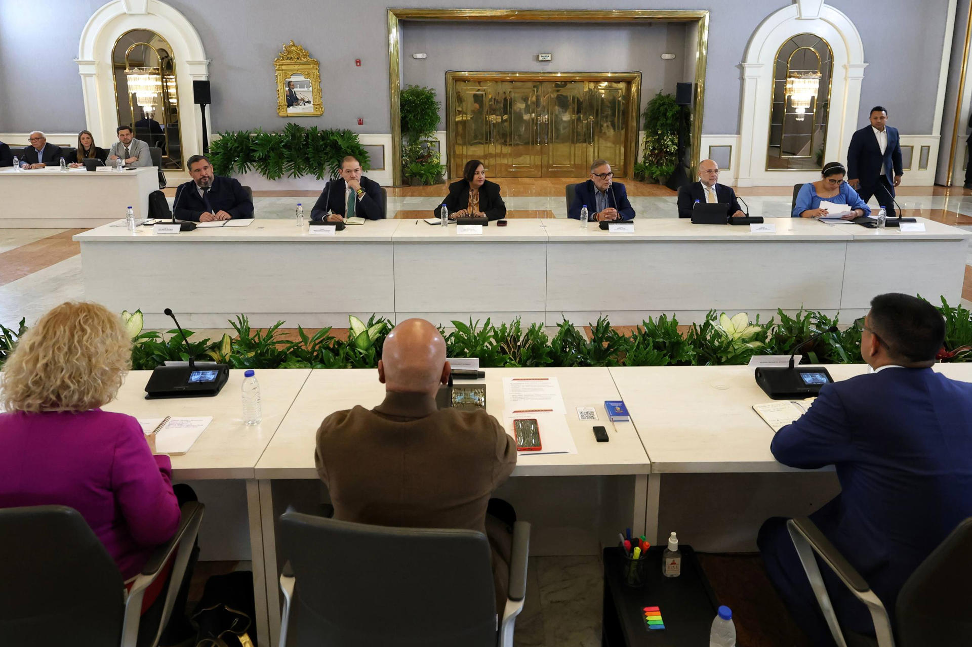 El Gobierno venezolano y la AN 2015 cierran la tercera ronda de diálogo enfocada en garantías electorales, derechos civiles y reformas al sistema judicial.