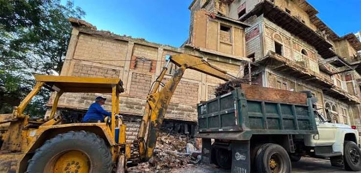 La Alcaldía de Maracaibo despliega operativos de inspección y despeje tras el colapso parcial del antiguo Hotel Granada a causa de las lluvias.