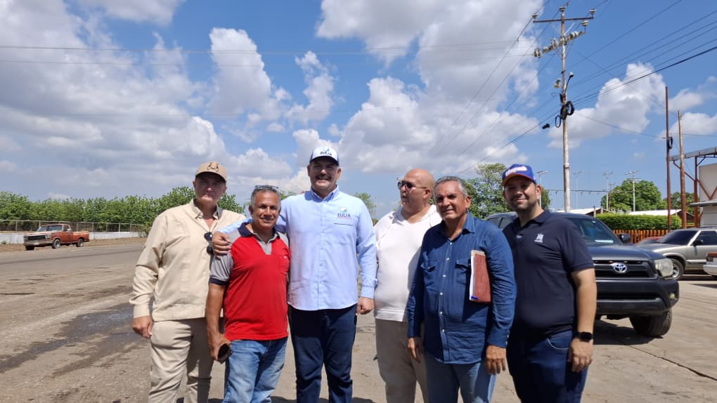Productores agropecuarios de La Cañada de Urdaneta entregan firmas a autoridades regionales para exigir la rehabilitación urgente de la carretera vía Barranquitas