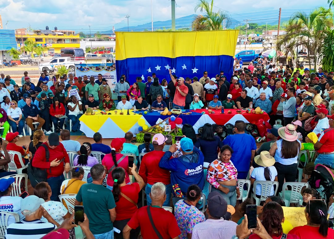 El gobernador Luis Caldera y el ministro Juan José Ramírez entregaron financiamiento a 11 comunas del municipio Sucre